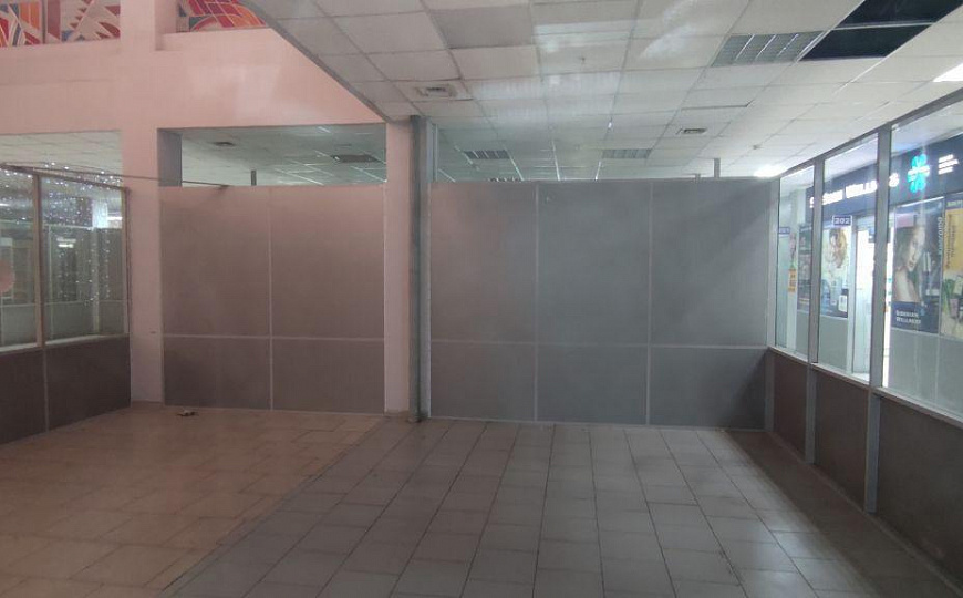 Сдаю проходное место в ТЦ фото