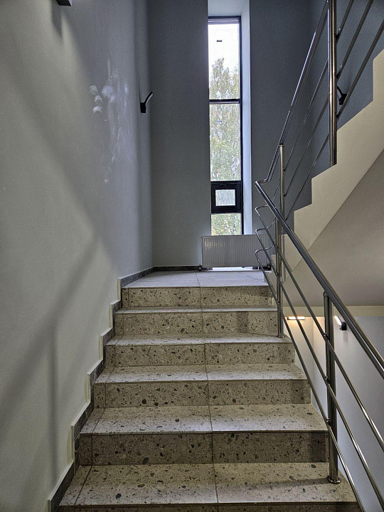 Помещение с витражными окнами фото