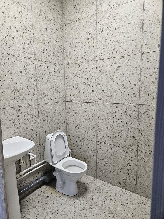 Помещение с витражными окнами фото