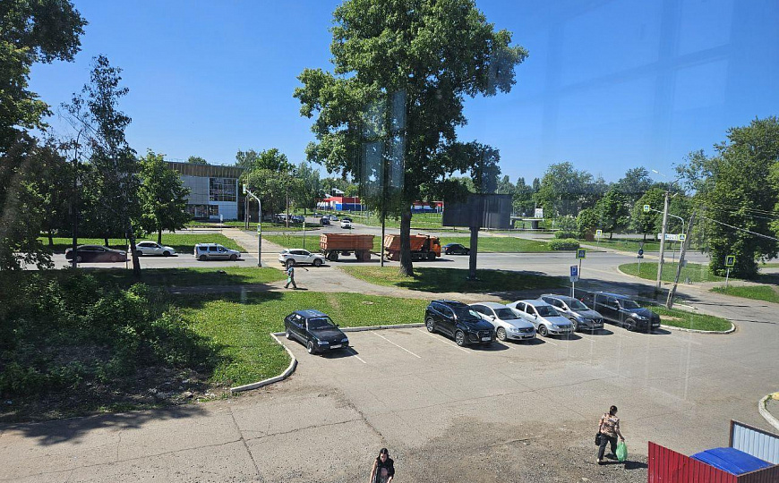 Помещение с витражными окнами фото