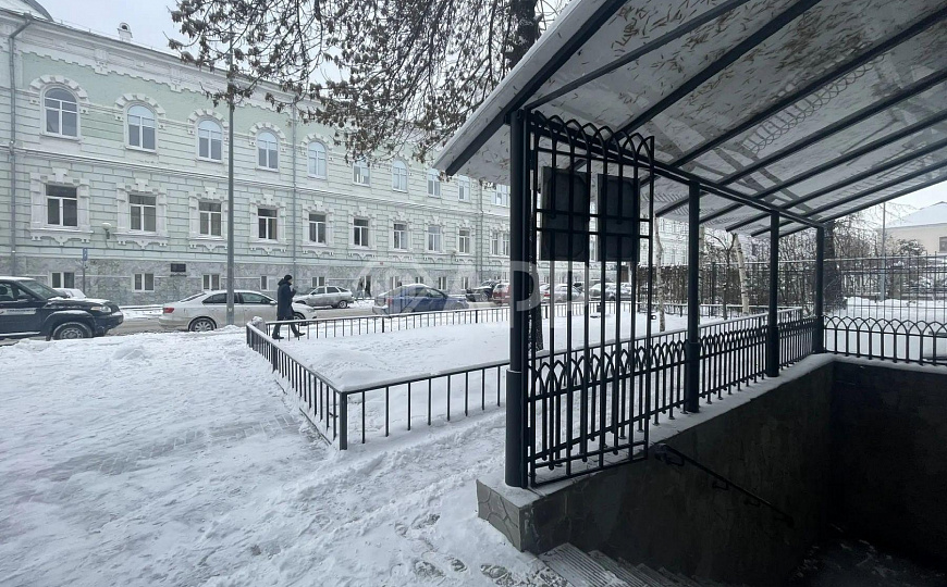 Цоколь в центре. фото