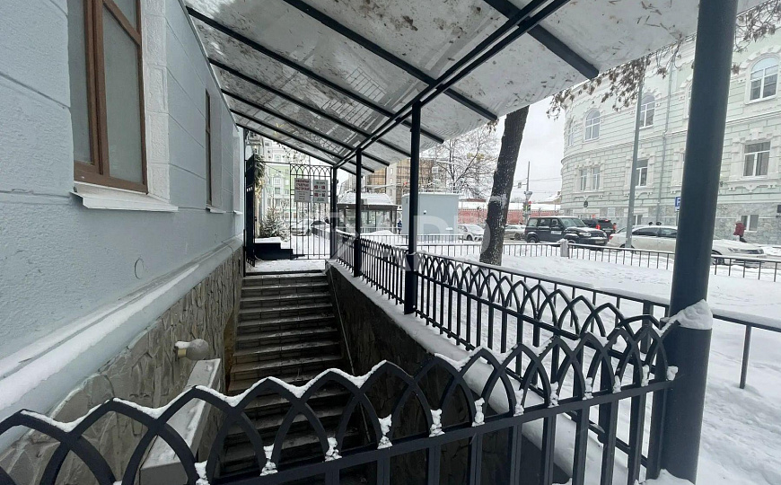 Цоколь в центре. фото