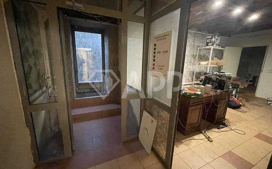 Цоколь в центре. фото