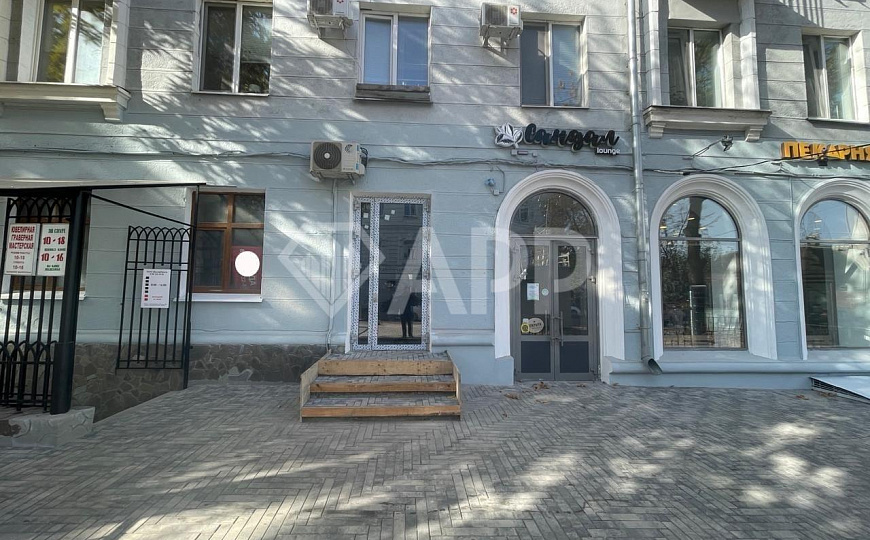 Помещение в центре на трафике. фото