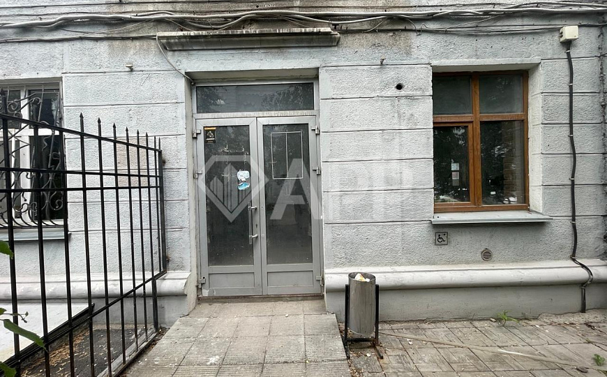 Помещение в центре на трафике. фото