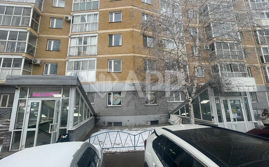 Продам цоколь с арендаторами на трафике. фото