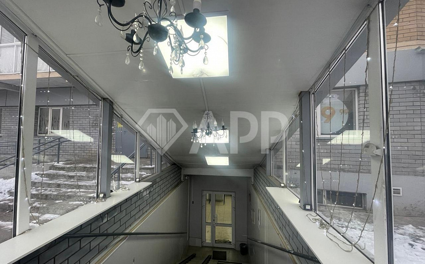 Продам цоколь с арендаторами на трафике. фото