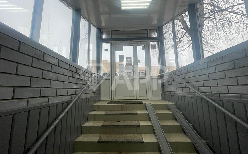 Продам цоколь с арендаторами на трафике. фото