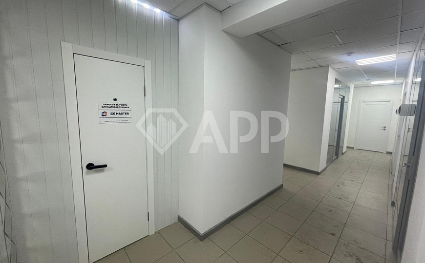 Продам цоколь с арендаторами на трафике. фото