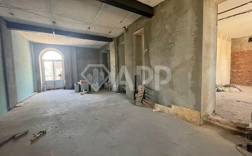 Помещение в центре на трафике. фото