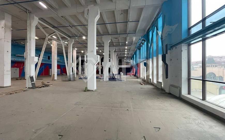 Опен Спейс с парковкой в центре. фото