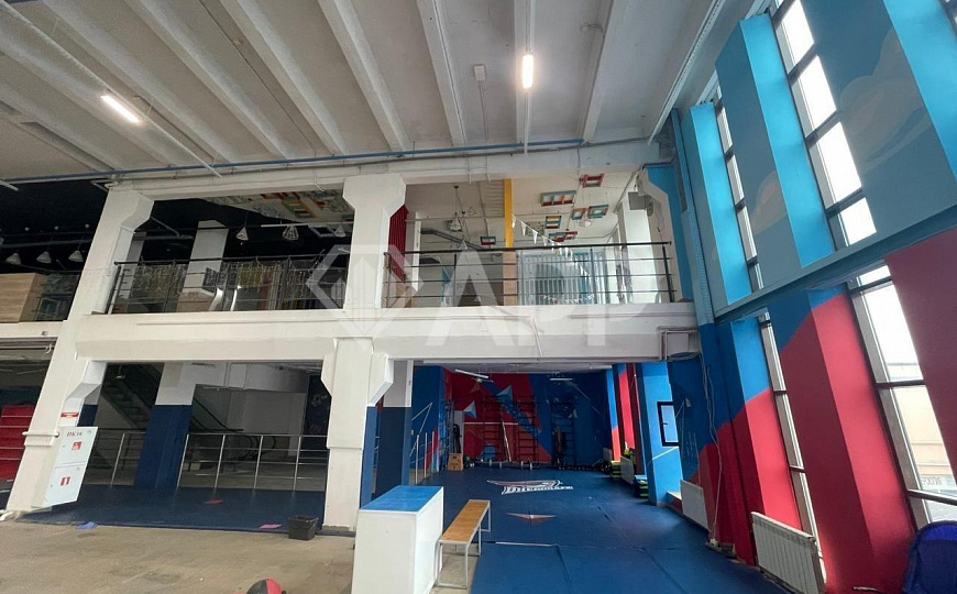 Опен Спейс с парковкой в центре. фото