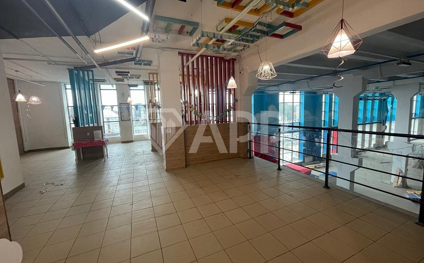 Опен Спейс с парковкой в центре. фото