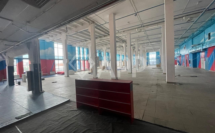 Опен Спейс с парковкой в центре. фото