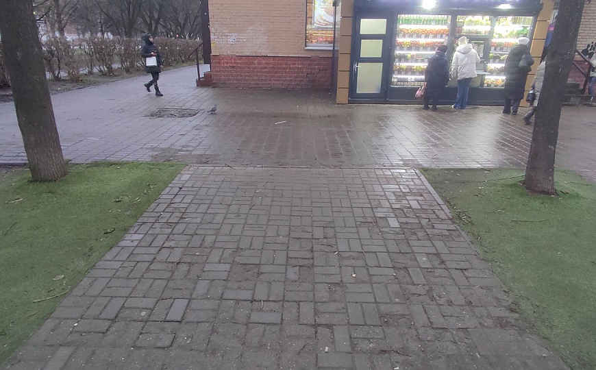 Сдам место под торговый павильон  фото