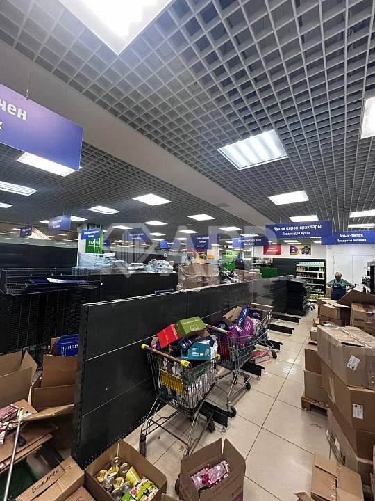 Торговая площадь у входа в метро фото