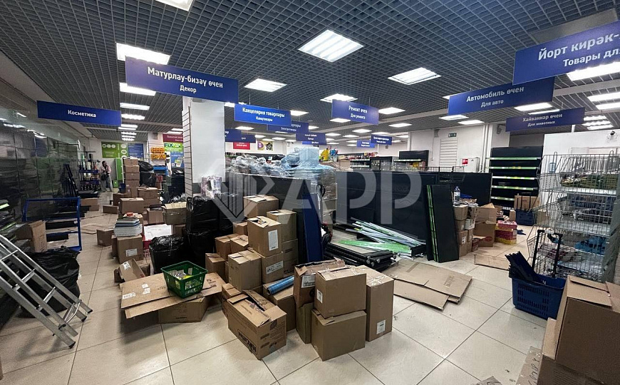 Торговая площадь у входа в метро фото