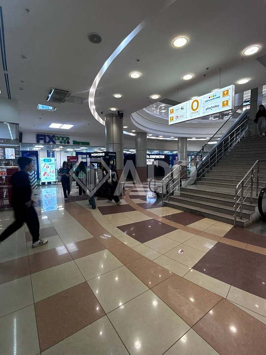 Торговая площадь у входа в метро фото