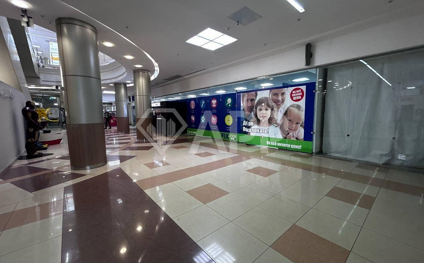 Торговая площадь у входа в метро фото