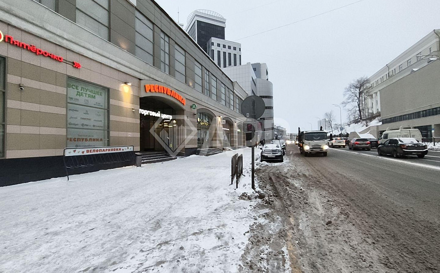 Торговая площадь у входа в метро фото