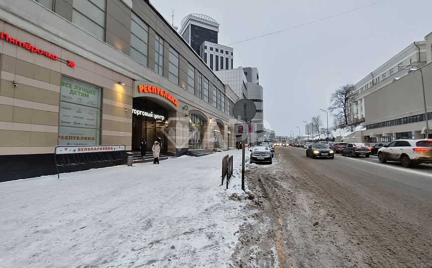 Торговая площадь у входа в метро фото