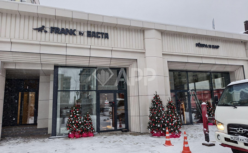 Торговая площадь у входа в метро фото