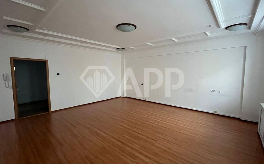 Офисное помещение свободного назначения на первой линии фото