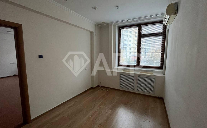 Офисное помещение свободного назначения на первой линии фото