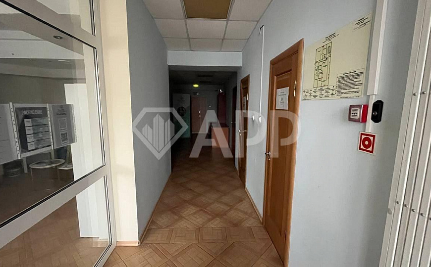 Офисное помещение свободного назначения на первой линии фото