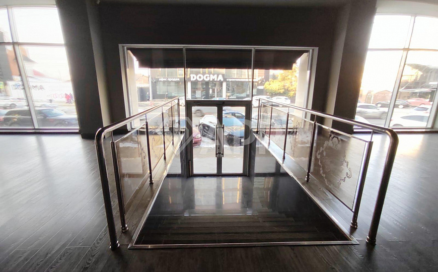 Сдаю торговое помещение, 538 м² фото