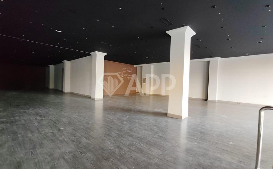 Сдаю торговое помещение, 538 м² фото