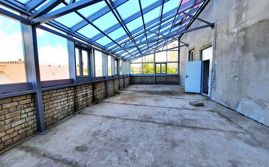 Отдельно стоящее здание с парковкой, 2 400 м² фото