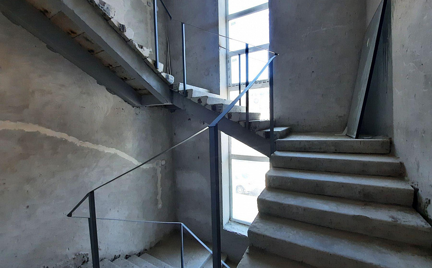 Отдельно стоящее здание с парковкой, 2 400 м² фото