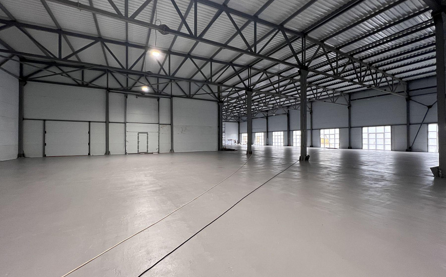 Теплый склад на первой линии. фото