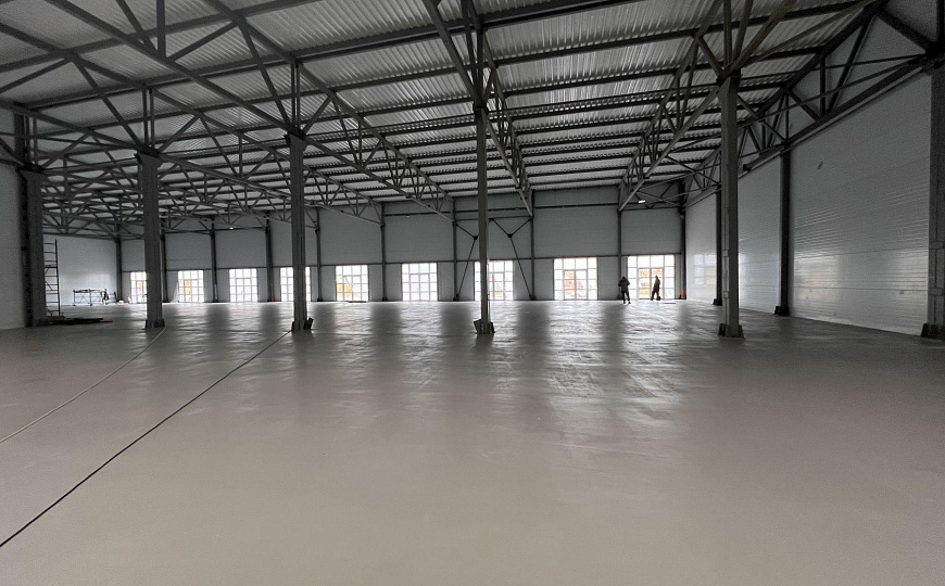 Теплый склад на первой линии. фото