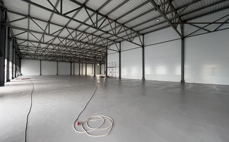 Теплый склад на первой линии. фото