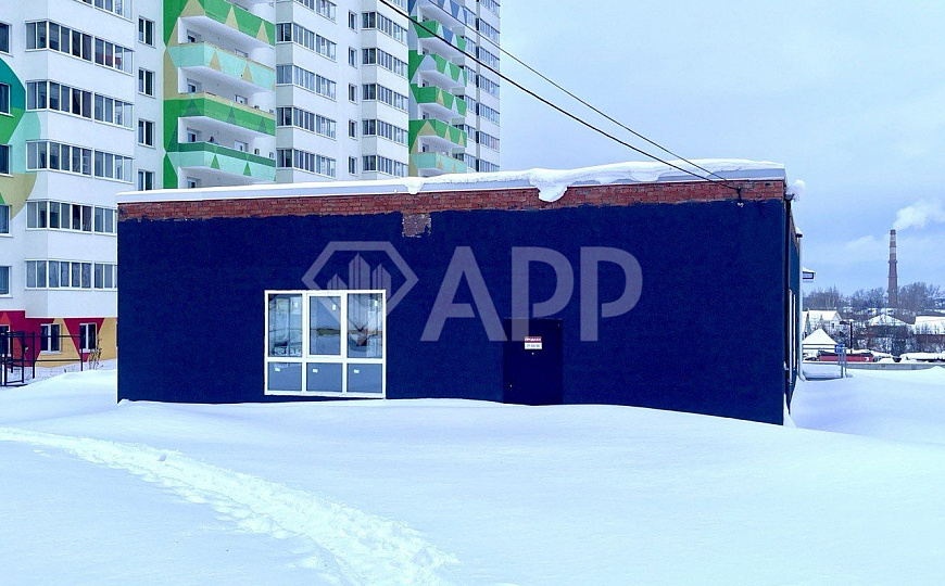 Отдельно стоящее здание с большой парковкой фото