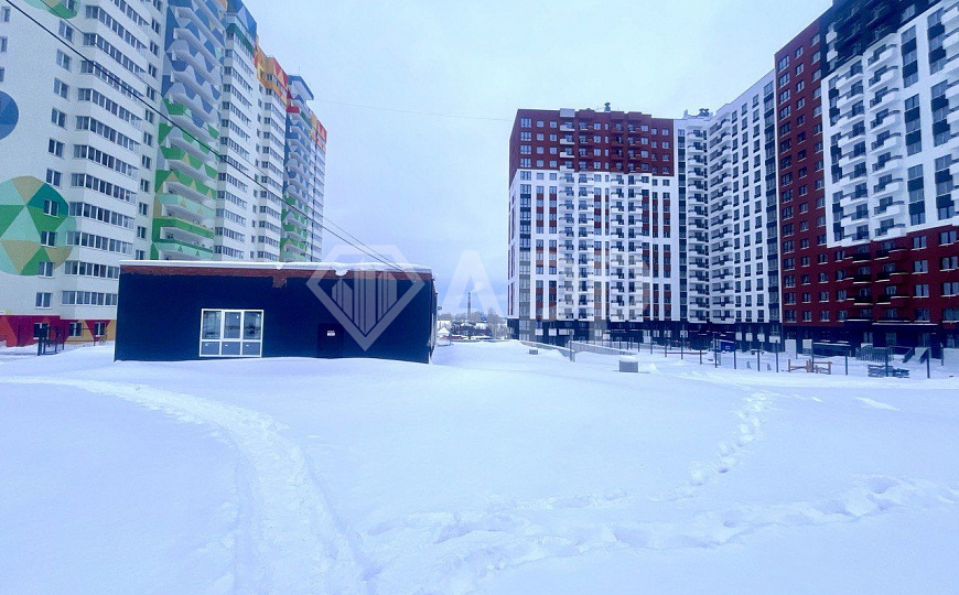 Отдельно стоящее здание с большой парковкой фото