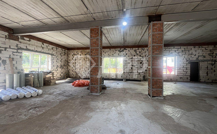 Отдельно стоящее здание с большой парковкой фото