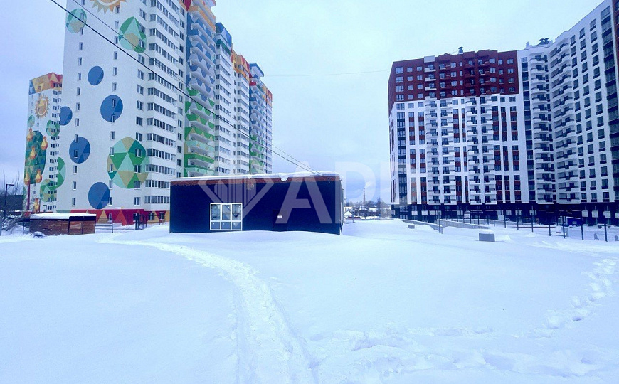 Отдельно стоящее здание с большой парковкой фото