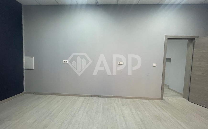 Помещение с окнами и качественным ремонтом. фото