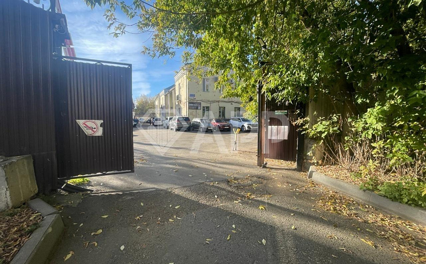 Помещение с окнами и качественным ремонтом. фото