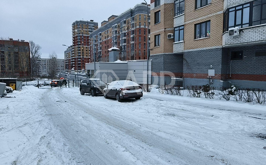 Сдам кладовку в ЖК МЧС с прямом выходом со двора фото