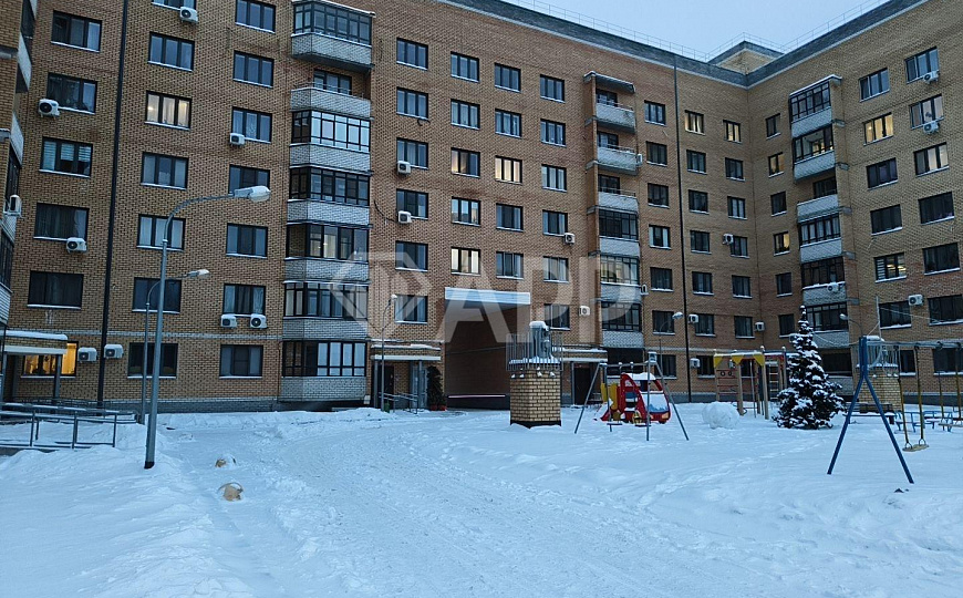 Сдам кладовку в ЖК МЧС с прямом выходом со двора фото