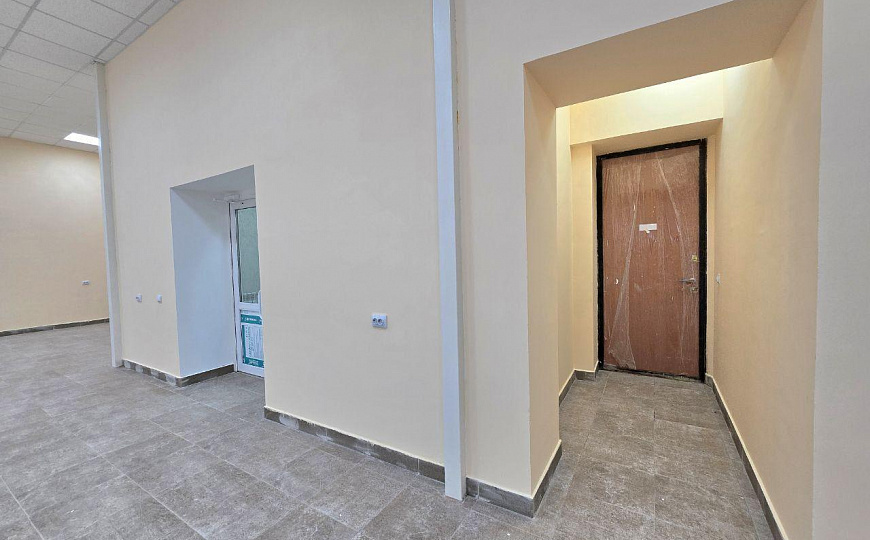 Торговое помещение на первой линии, 180 м2 фото