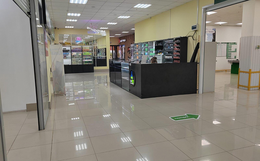 Торговое помещение 156 и 43 м² в ТЦ Новая Легенда в Чапаевске  фото