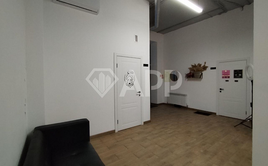 Помещение свободного назначения, 23 м2, с окном и мокрой точкой  фото