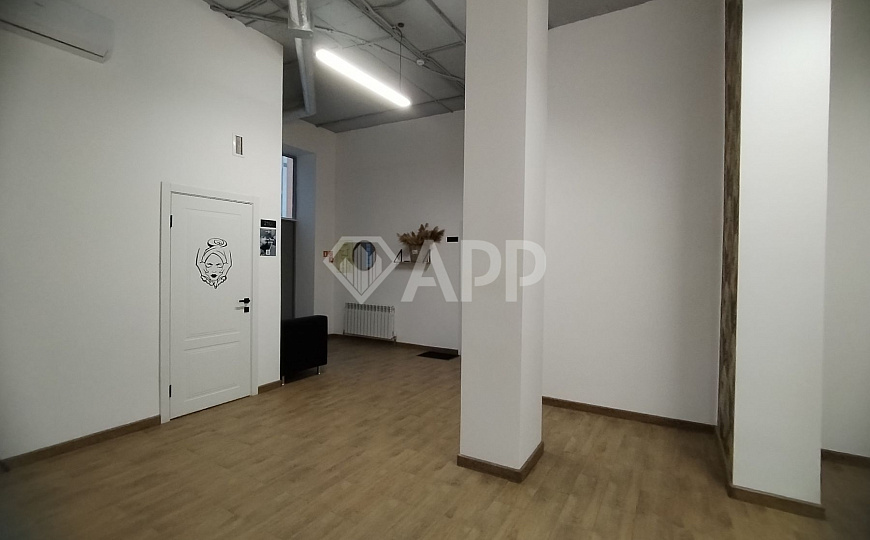 Помещение свободного назначения, 23 м2, с окном и мокрой точкой  фото