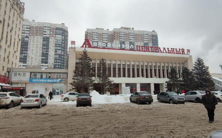 Склад с огороженой асфальтированной площадкой. фото