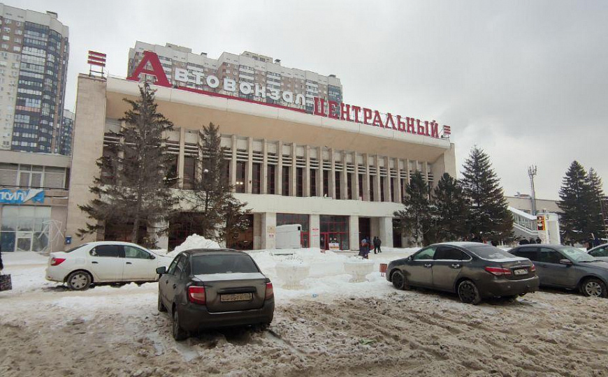 Склад с огороженой асфальтированной площадкой. фото
